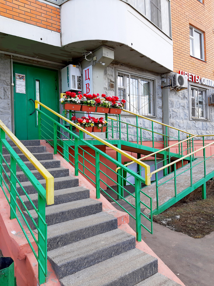 медицинская клиника. 65-летия победы, 12. тц клевер шоссе энтузиастов. салон оптики интерьер. броницыулкрасная81 бизнес.