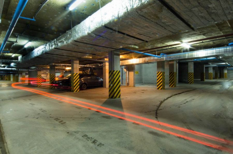 Машиноместо 15. Мотоместо в подземном паркинге. Подземная парковка темная. Встроенные помещения в автостоянках. Стандарт потолков подземной парковки.