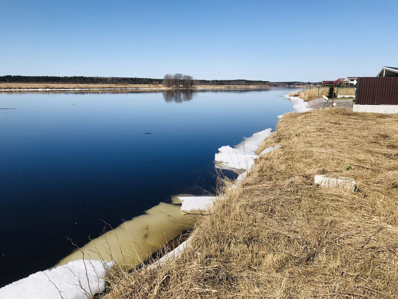 Поселок запорожское. Село Запорожское Ленинградской области. Яхт-клуб стрелка Приозерский район. Коттеджный поселок яхт клуб Запорожское. Пляж на реке бурная Запорожское.